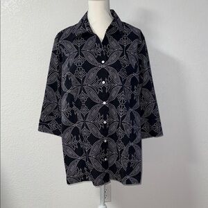 WRINKLE FREE Elegant Black and White Women's Top